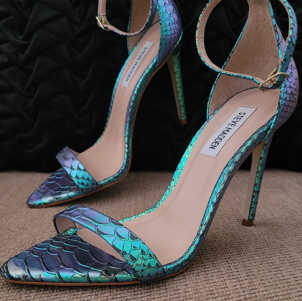 STEVE MADDEN WOMEN'S SANE IRIDESCENT SNAKE PRINT POINTED SANDALS - Picture 1 of 11
